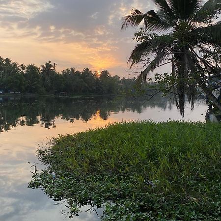 Bed and Breakfast Sunsets And Palm Trees Alappuzha Exterior foto