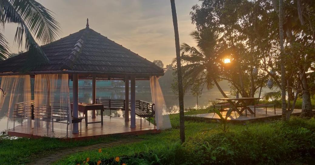 Bed and Breakfast Sunsets And Palm Trees Alappuzha Exterior foto