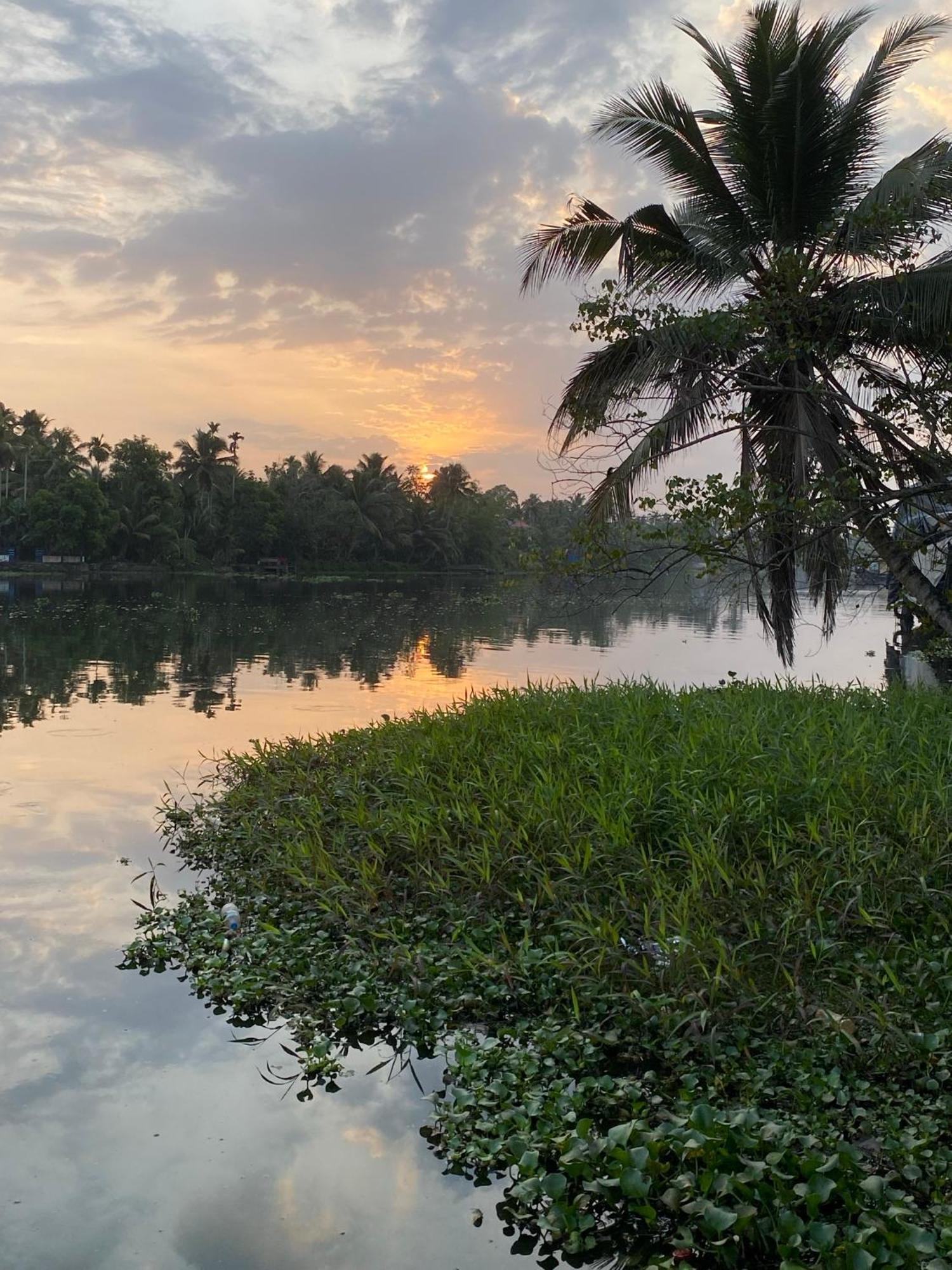 Bed and Breakfast Sunsets And Palm Trees Alappuzha Exterior foto